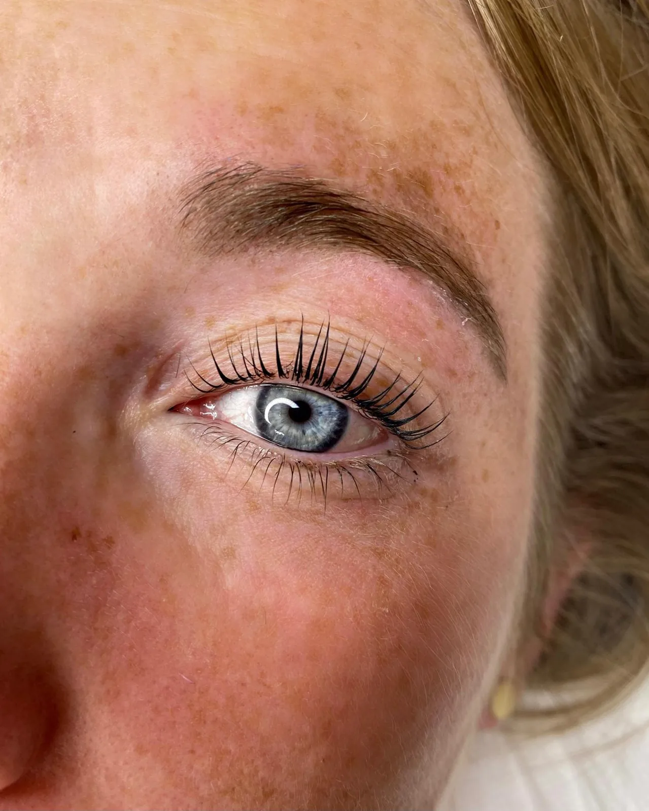 Gestylte Augenbrauen und Naturwimpern nach dem Treatment
