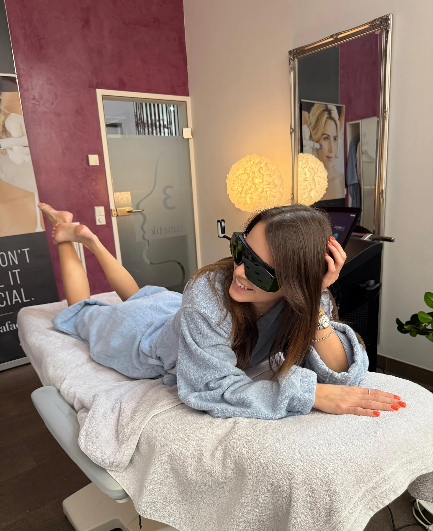 Kundin mit Schutzbrille im Laser-Behandlungsraum