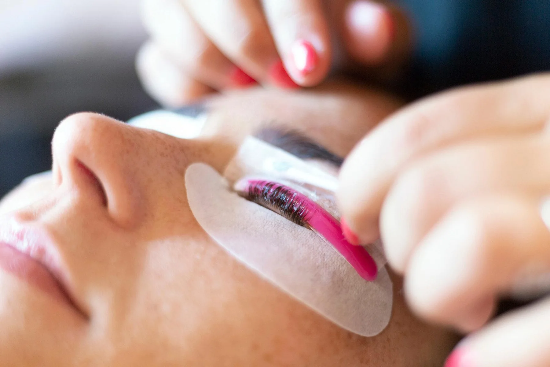 Wimpernverlängerung während der Behandlung